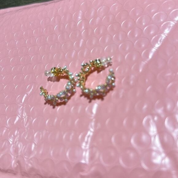 Elegant 14K Gold Plated Pearl Floral Hoop Earrings - Picture 12 of 16